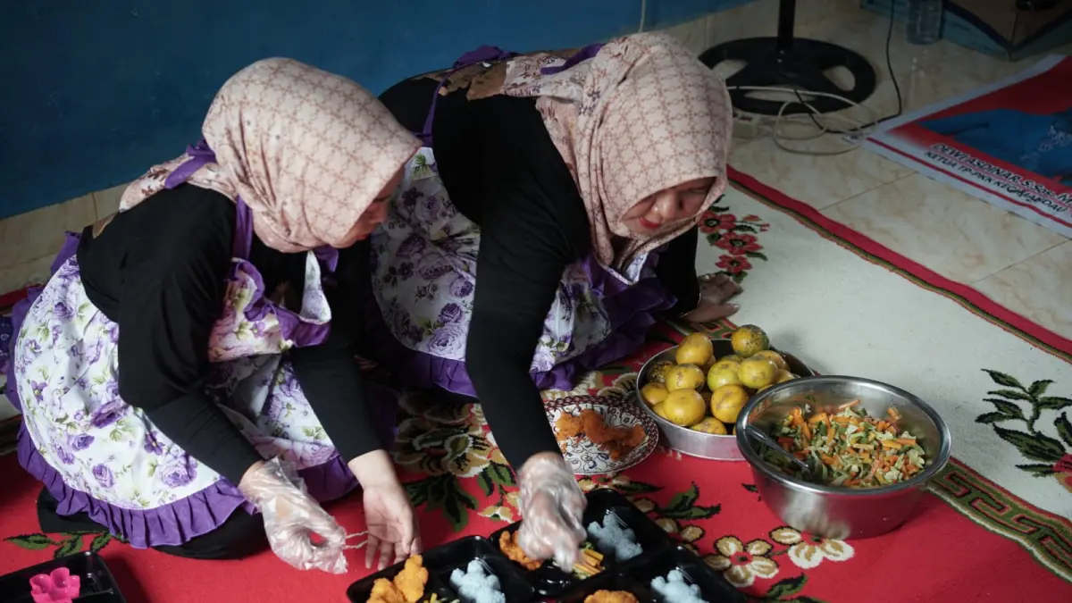 Kader Posyandu di Kelurahan Air Jamban, Duri, Kecamatan Mandau, Kabupaten Bengkalis menyiapkan menu sehat dalam upaya menghadirkan makanan bergizi pencegahan stunting bagi balita dan ibu hamil, baru-baru ini. PHR UNTUK RIAU POS