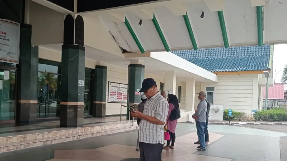 Pengunjung RSUD Bengkalis kecewa karena tidak ada pemberitahuan bahwa Sabtu (4/4/2026) masuk hari libur nasional.(Abu Kasim/Riaupos.co)