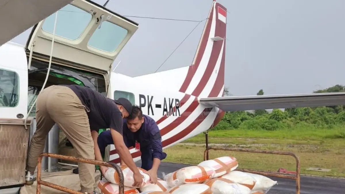 Petugas dari Badan Nasional Penanggulangan Bencana memasukkan garam ke dalam pesawat untuk kegiatan&nbsp;operasi modifikasi cuaca di langit wilayah Riau, Jumat (3/4/2026).MEDIA CENTER RIAU UNTUK RIAU POS