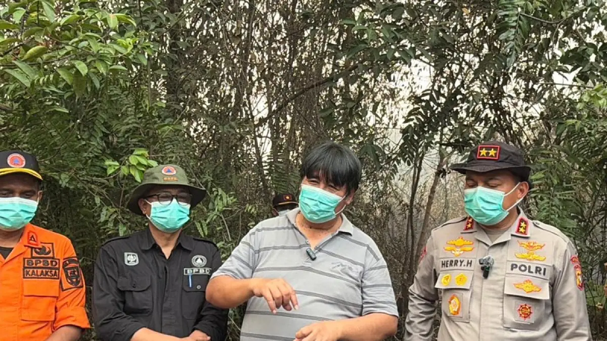 Prof Bambang (dua kanan) memberikan penjelasan bahaya cuaca ekstrem akan semakin parah akibat El Nino super saat meninjau karhutla di Desa Sekudi Kecamatan Bengkalis pada Jumat (3/4/2026) sore.(ISTIMEWA)