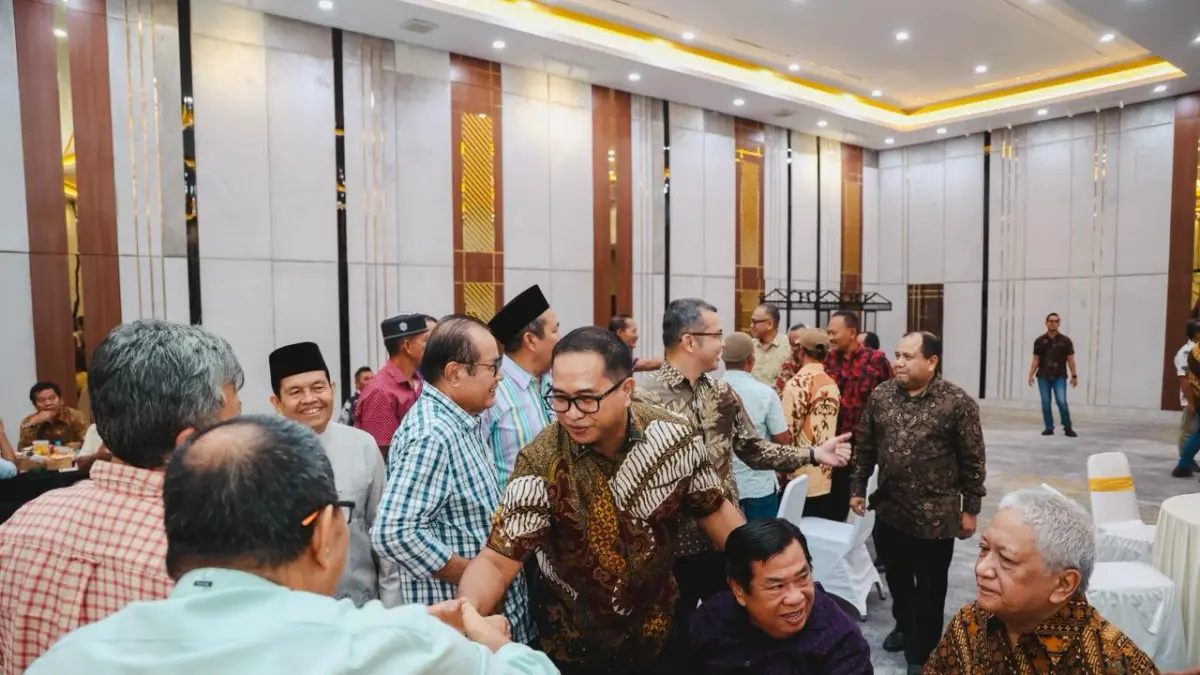 Region Head PTPN IV Regional III Bambang Budi Santoso berjabat tangan dengan pensiunan karyawan saat halalbihalal, beberapa waktu lalu. ptpn IV regional III untuk riau pos