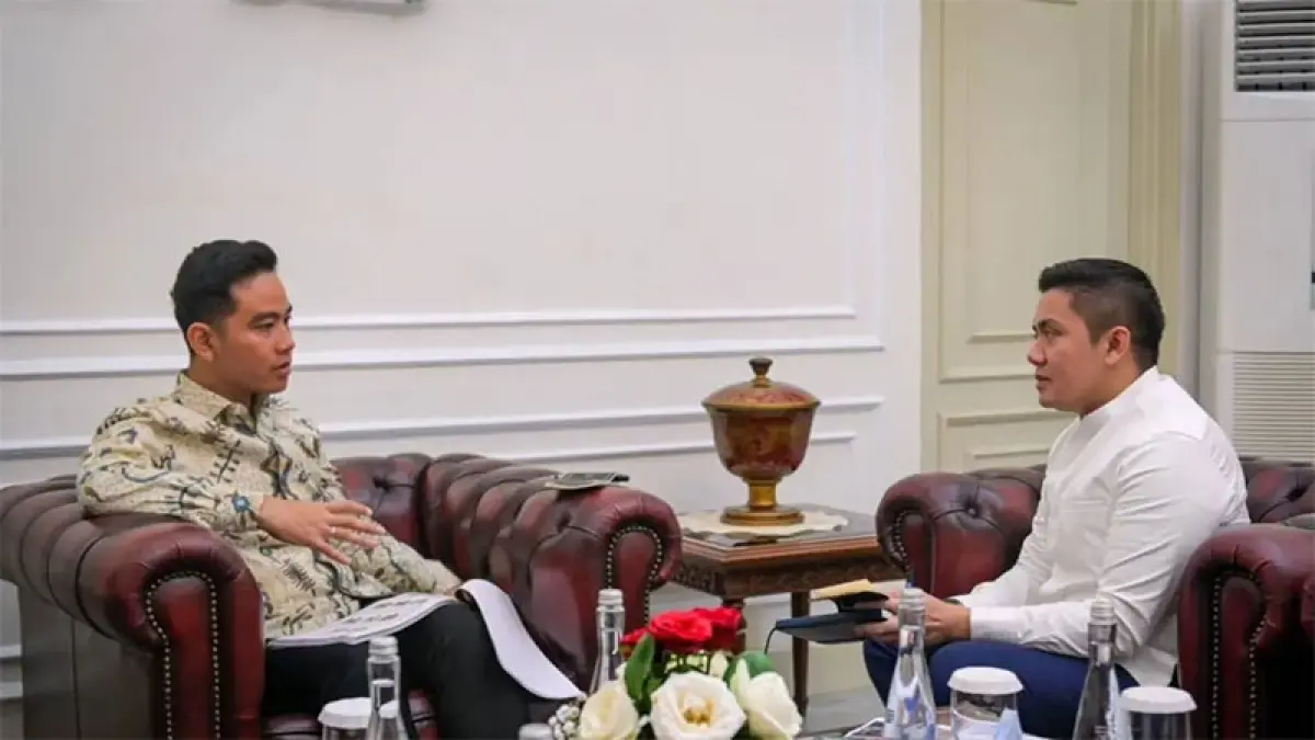 Sekretaris Kabinet (Seskab) Teddy Indra Wijaya menemui Wakil Presiden (Wapres) Gibran Rakabuming Raka di Istana Wapres pada Kamis (2/4/2026) malam. (Setwapres)

