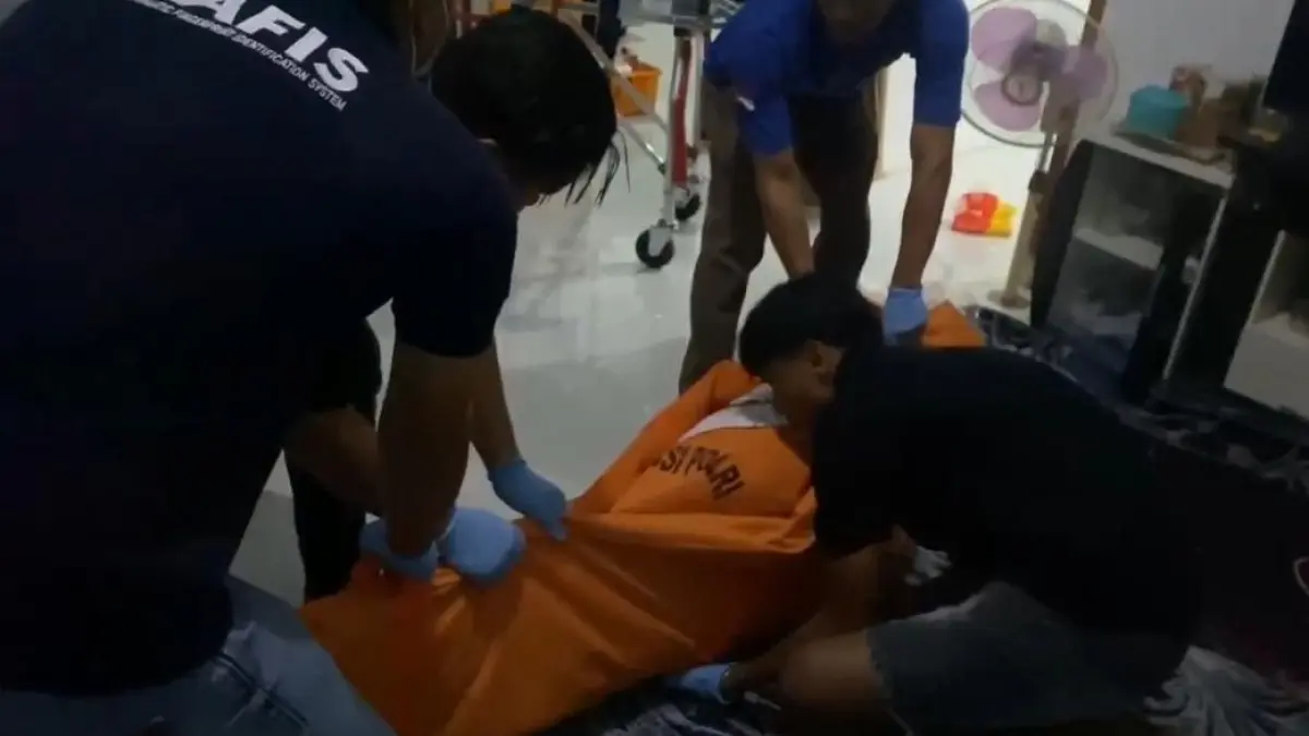 Tim Inavis Polres Siak mengangkat jasad Sutiah yang tewas dibunuh cucunya di Kampung Suka Mulya SP 12, Kecamatan Dayun, Kabupaten Siak, Jumat (3/4/2026).POLRES SIAK UNTUK RIAU POS