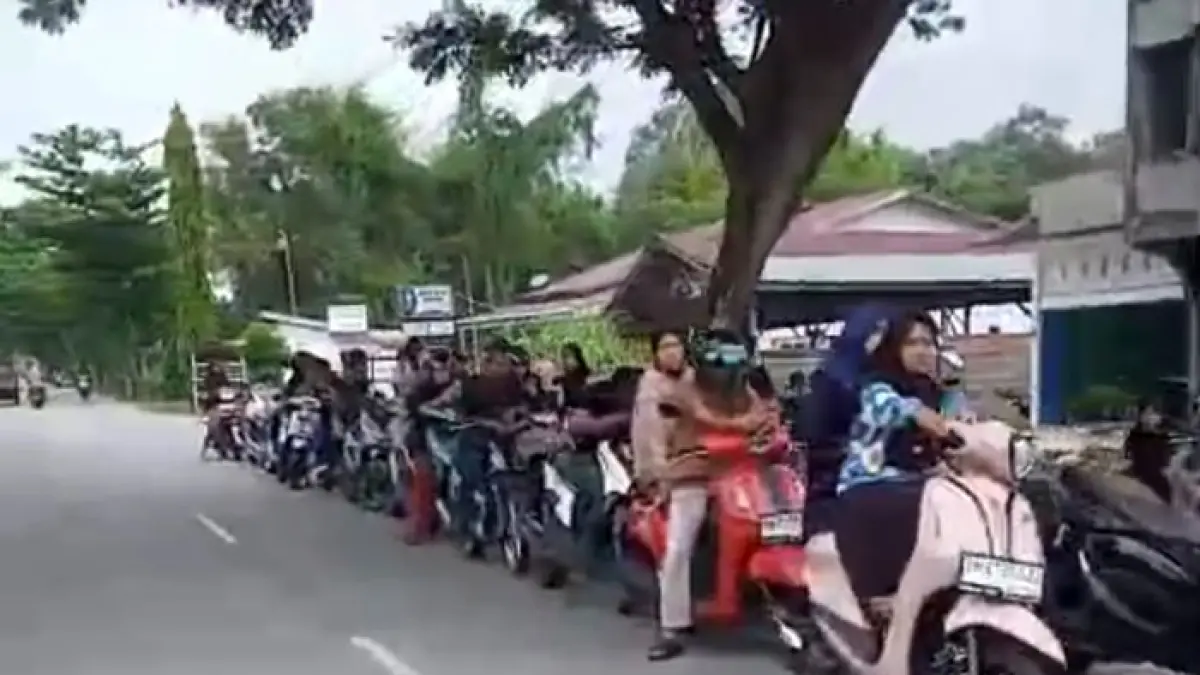 Antrean panjang di SPBU Jalan Bantan Bengkalis untuk membeli BBM bersubsidi jenis Pertalite yang sulit didapat, Ahad (5/4/2026). (Abu Kasim/Riaupos.co)