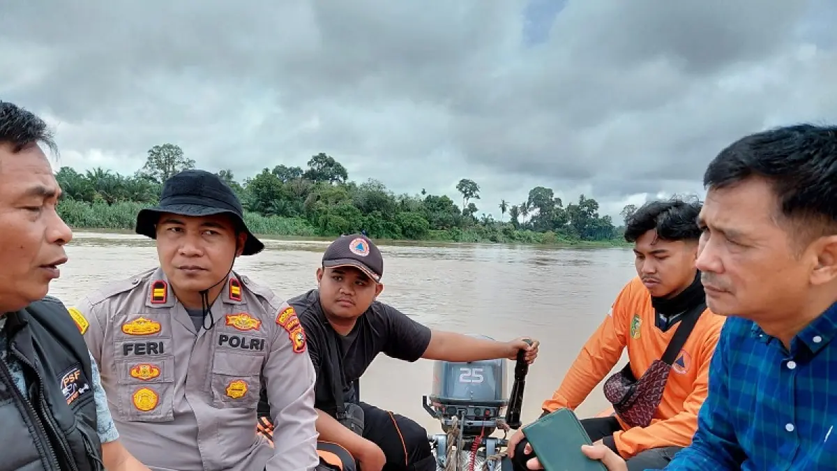 Camat Cerenti Erialis bersama Kapolsek Cerenti IPTU Feri Fadli dan tim melakukan pencarian Rayendra dengan menyusuri Sungai Kuantan, Ahad (5/4/2026). (Kecamatan Cerenti)