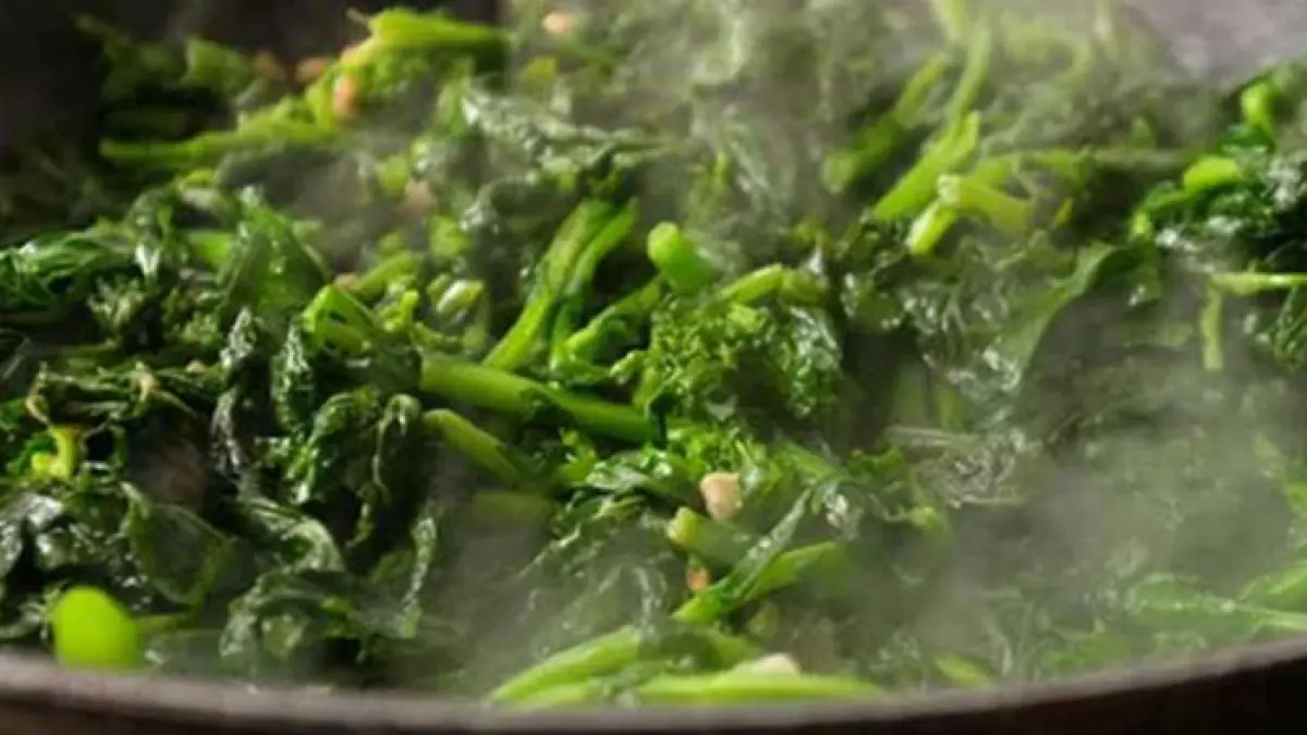 Ilustrasi memasak sayur bayam. (Freepik)