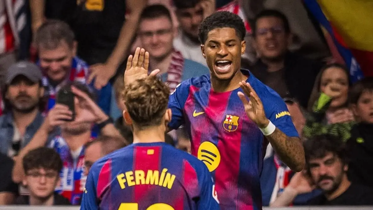 Marcus Rashford merayakan golnya bersama Fermin Lopez dalam kemenangan 2-1 Barcelona atas Atlético Madrid. (Instagram @fcbarcelona)