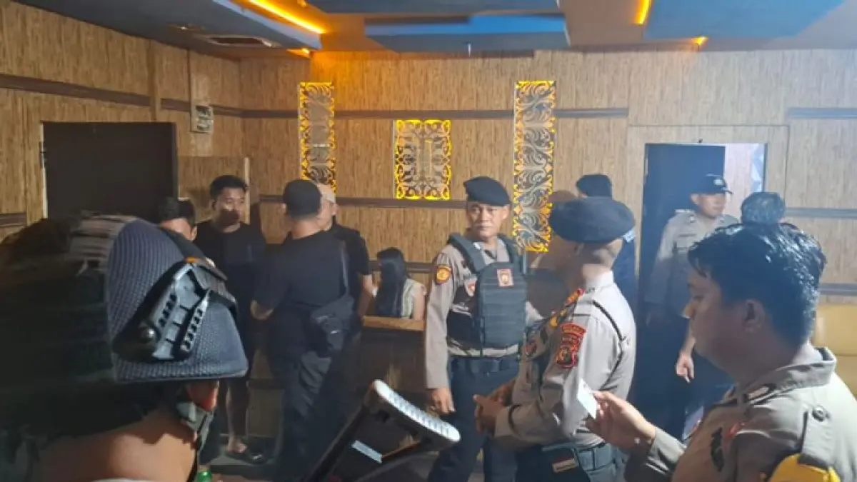 Petugas gabungan dari Polres Bengkalis dan Polsek Mandau melakukan razia di THM di Kecamatan Mandau dan Bathsol, hasilnya 7 pengunjung positif narkoba diamankan, Ahad (5/4/2026) dini hari. (Istimewa)