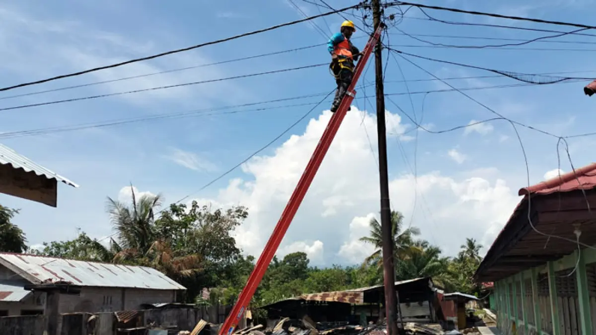 Petugas PLN Pasirpengaraian memperbaiki jaringan listrik paska terbakarnya 4 buah kantin di MTsN 3 Rokan Hulu, Ahad (5/4/2026) siang. (Engki Prima Putra/Riaupos.co)