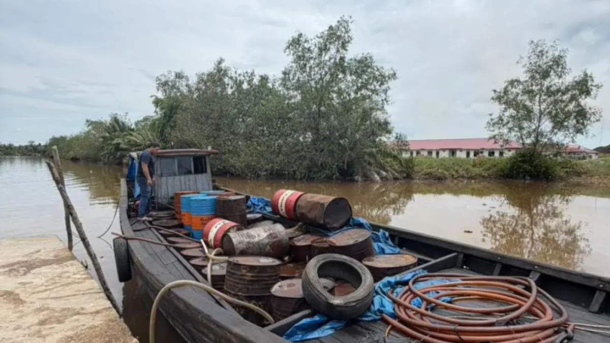 Tim dari Subdit IV Ditreskrimsus Polda Riau saat mengamankan drum berisi solar ilegal, Ahad (5/4/2026). (Istimewa)