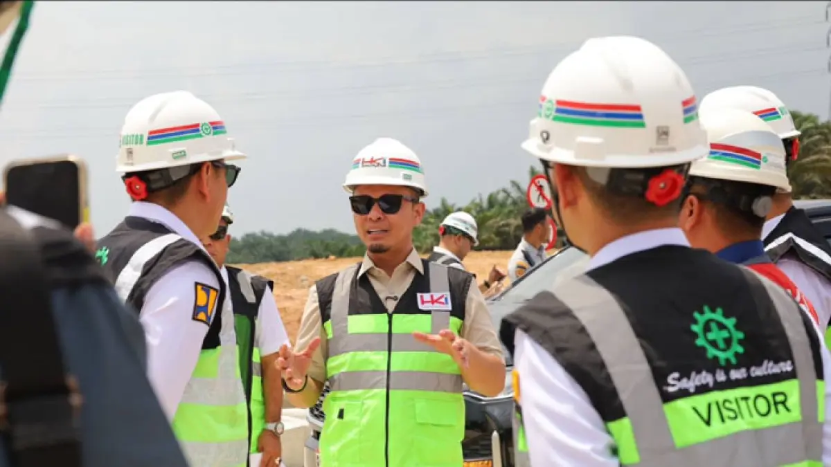 Wako Pekanbaru Agung Nugroho meninjau pintu Tol Pekanbaru-Dumai di Muara Fajar pekan lalu. (Istimewa)
