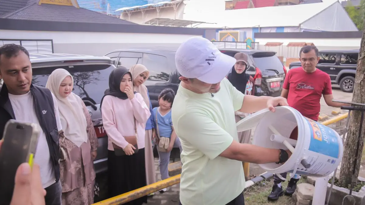Wali Kota Pekanbaru Agung Nugroho mempraktikkan langsung cara membuat komposter sederhana dengan menggunakan ember bekas cat di hadapan ASN Pekanbaru, belum lama ini. PEMKO PEKANBARU UNTUK RIAU POS