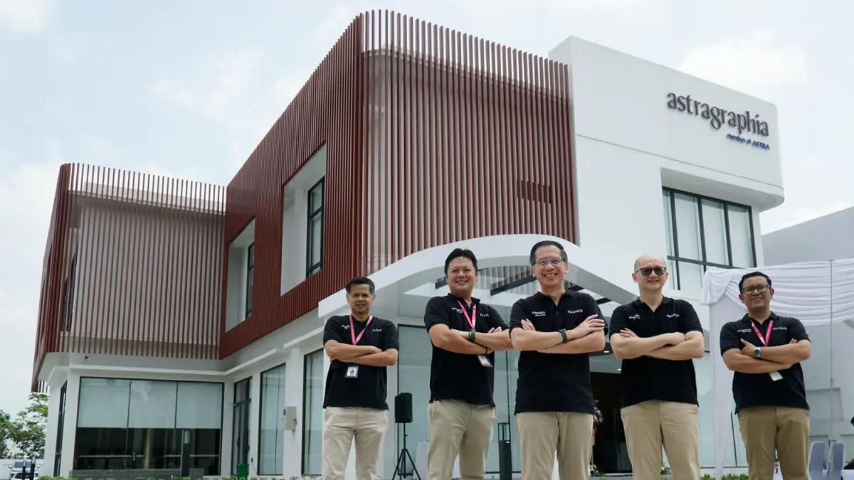 Presiden Direktur Astragraphia Hendrix Pramana (Tengah), didampingi Direktur King Iriawan Sutanto (Dua Kanan) serta Chief of Business Operation Ricky Chandra (Dua Kiri) Chief Of Business Strategy and Development and Corporate Communication Satryo Dewandono (Kiri) dan Branch Manager PT Astra Graphia Tbk Cabang Pekanbaru Marco A Situmorang (Kanan) berfoto di depan gedung baru PT Astra Graphia Tbk (Astragraphia) di Jalan Arifin Ahmad, Pekanbaru, Senin (30/3)