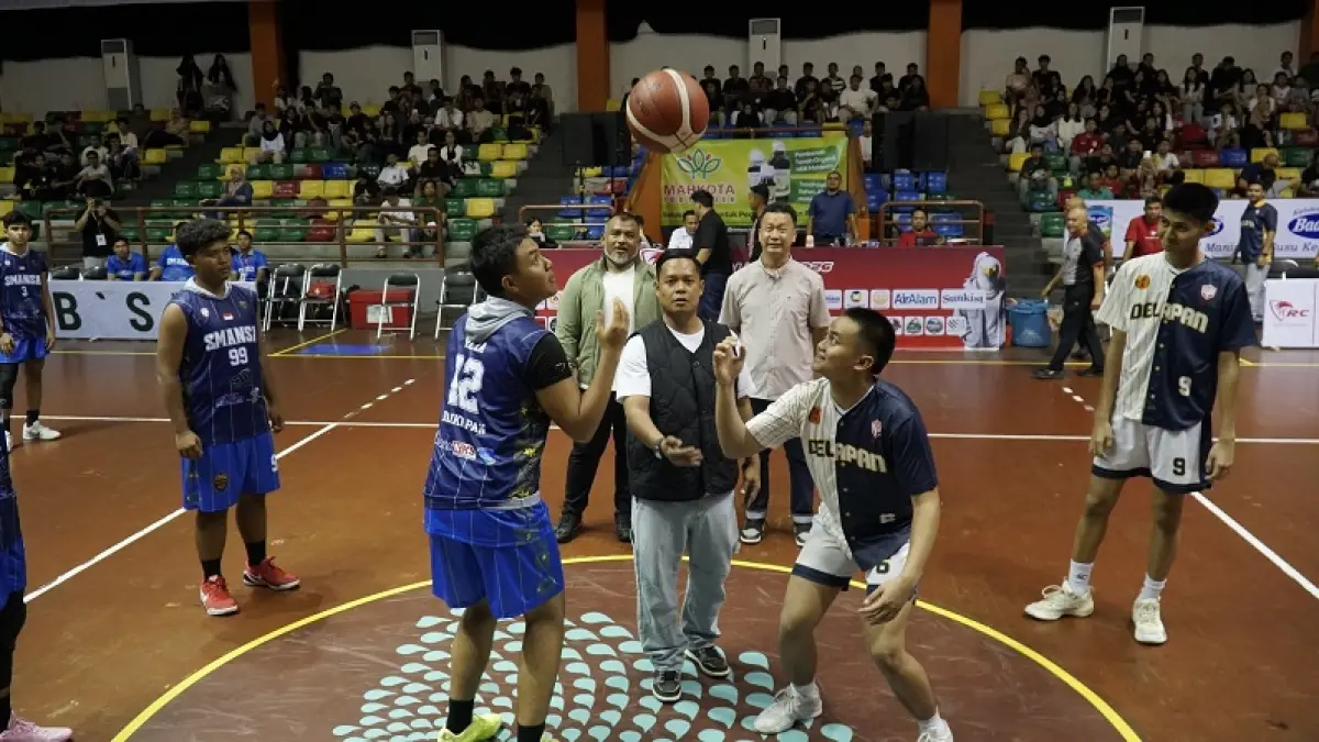 Kabid Pengembangan dan Prestasi Perbasi Riau Welly Febrisa disaksikan Ketua Rajawali Basketball Club Pekanbaru sekaligus Ketua Panitia Rajawali Cup IV 2026 Juaris Firdaus dan Kabid Peningkatan dan Prestasi Olahraga Dispora Pekanbaru Ade Zukri melakukan jump ball saat pembukaan Rajawali Cup IV 2026 di GOR Tribuana Pekanbaru, Senin (6/4/2026). (EVAN GUNANZAR/RIAU POS)