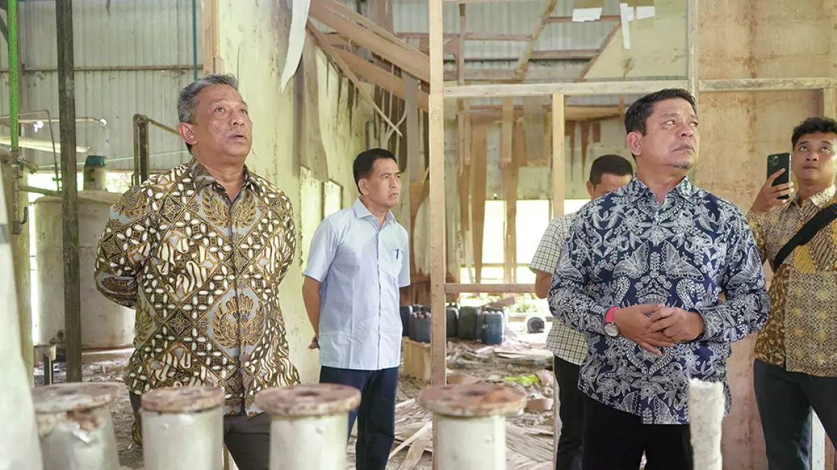 Bupati Rohul Anton bersama Wabup H Syafaruddin Poti meninjau pabrik biodisel&nbsp;aset pusat yang telah belasan tahun tidak beroperasi di Desa Tali Kumain, Kecamatan Tambusai. Pemerintah daerah berencana mengaktifkan kembali pabrik biodisel penghasil solar tersebut, Sabtu (4/4/2026) petang. (Prokopim Setda Rohul Untuk Riau Pos)
