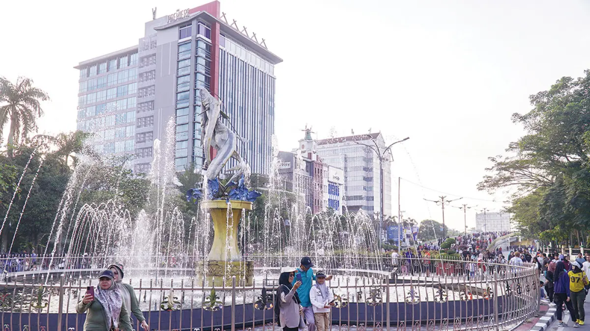 Aktifitas warga saat pelaksanaan Car Free Day di kawasan Tugu Ikan Selais, Pekanbaru, Ahad (5/4/2026). (MHD AKHWAN/RIAUPOS)