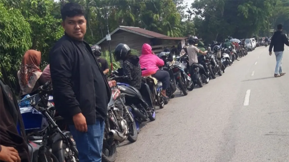 Antrean panjang di SPBU Jalan Bantan, Ahad (5/4/2026). (ISTIMEWA)
