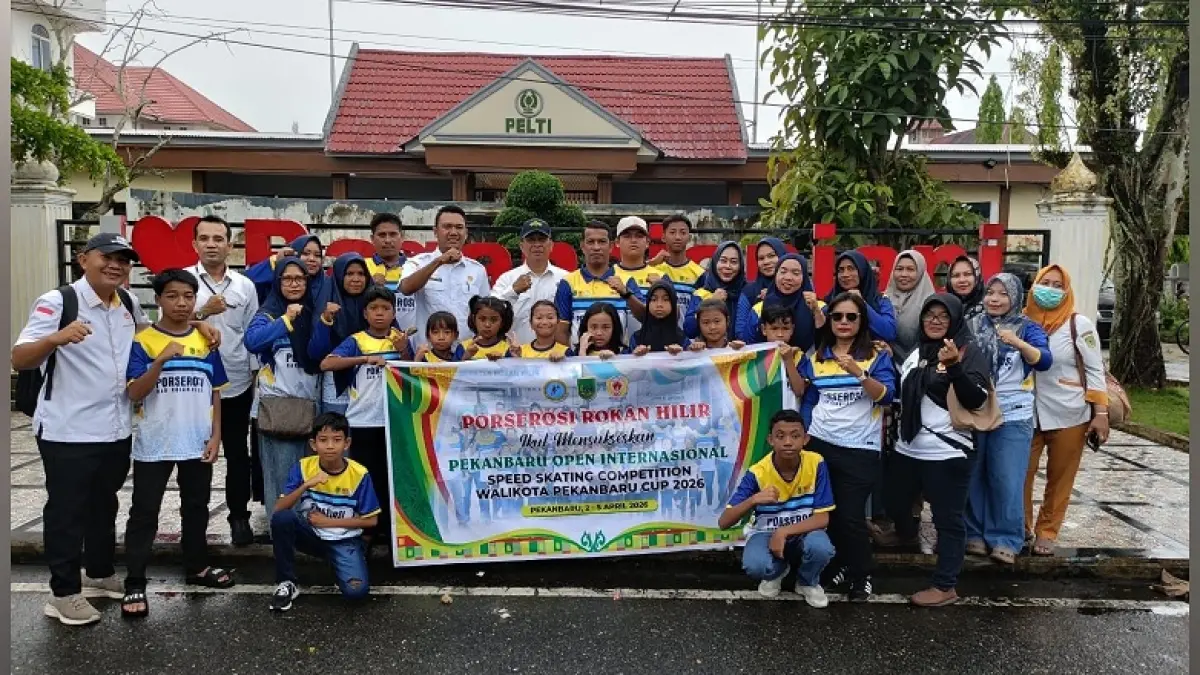 Atlet sepatu roda Rohil yang tergabung dalam Porserosi, bersama pengurus KONI Rohil saat pemberangkatan guna mengikuti ajang Kejuaraan Sepatu Roda Pekanbaru Open Internasional (PEKOPI) 2026, baru-baru ini.(Istimewa)