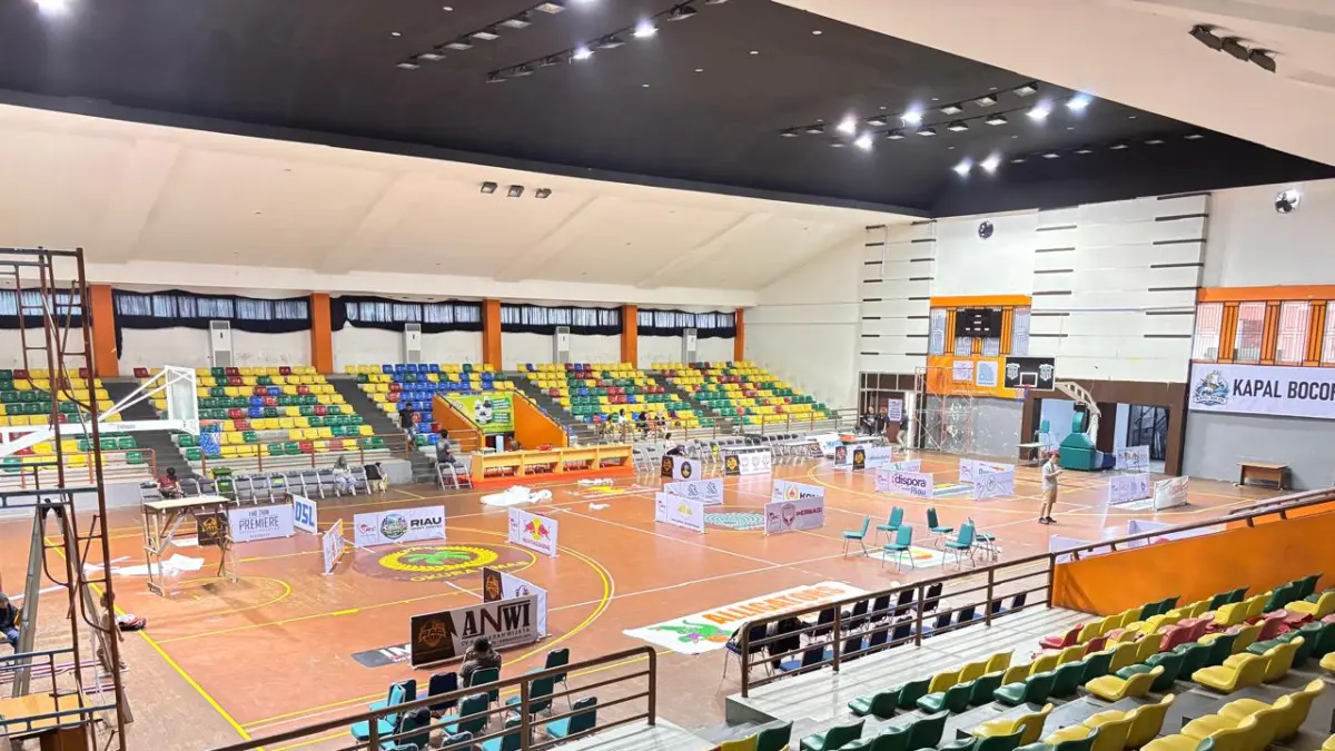 Beberapa panitia mengecek persiapan lapangan pertandingan Rajawali Cup IV di GOR Tribuana Pekanbaru, Ahad (5/4/2026). (Rajawali Basketball untuk Riau Pos)