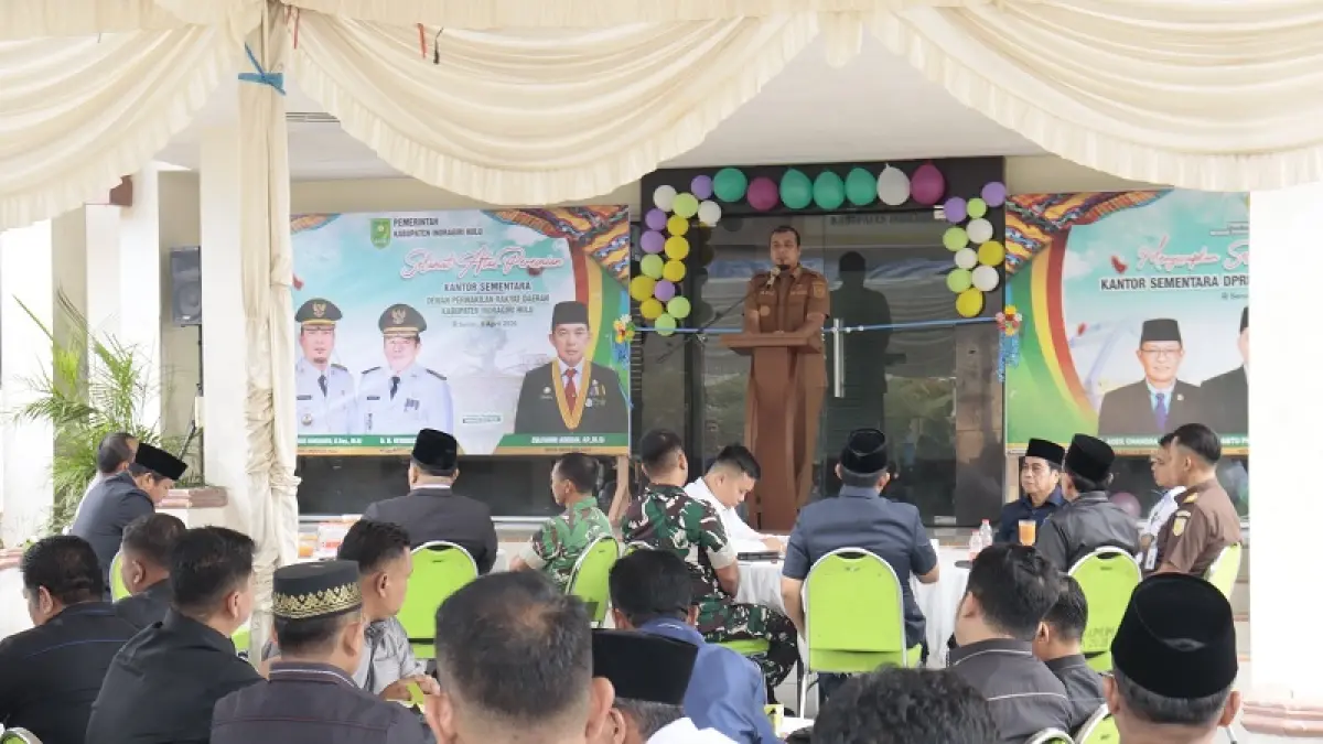 Bupati Inhu, Ade Agus Hartanto saat menyampaikan sambutannya pada acara peresmian kantor DPRD Kabupaten Inhu sementara di eks Kantor Bapperida, Senin (6/4/2026).(Diskominfotik Inhu)