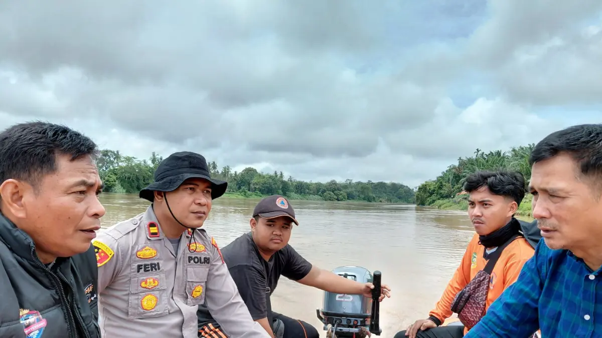 Camat Cerenti Erialis bersama Kapolsek Cerenti Iptu Feri Fadli dan tim melakukan pencarian bocah yang tenggelam dengan menyusuri Sungai Kuantan, Ahad (5/4/2026). (Kecamatan Cerenti untuk Riau Pos)

