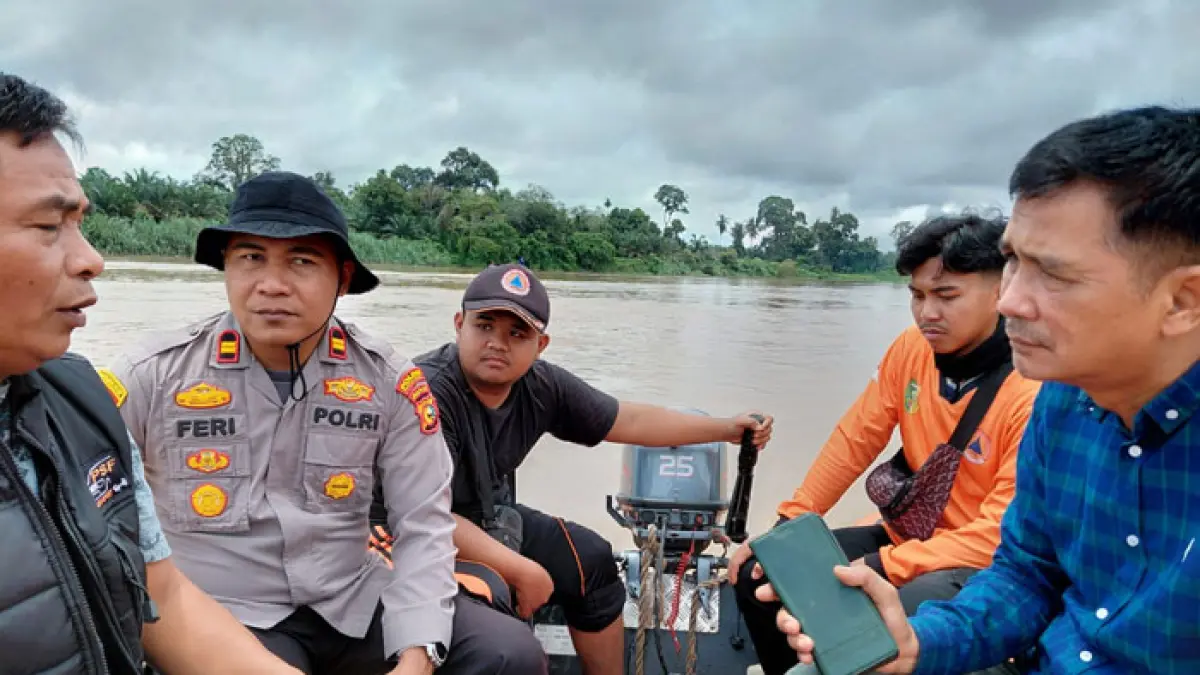 Camat Cerenti Erialis bersama Kapolsek Cerenti IPTU Feri Fadli dan tim melakukan pencarian korban Rayendra dengan menyusuri Sungai Kuantan, Ahad (5/4/2026). (Istimewa)