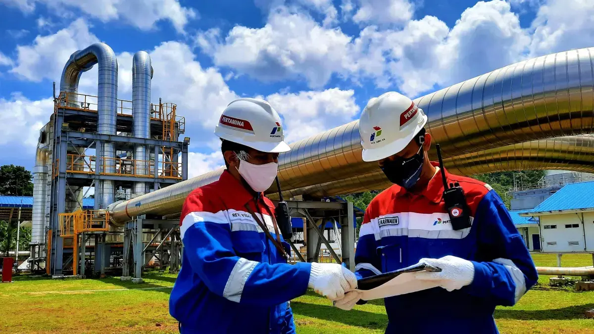 Dua perwira Pertamina sedang melakukan pengecekan rutin di kilang milik PT Pertamina, belum lama ini. (jpg)