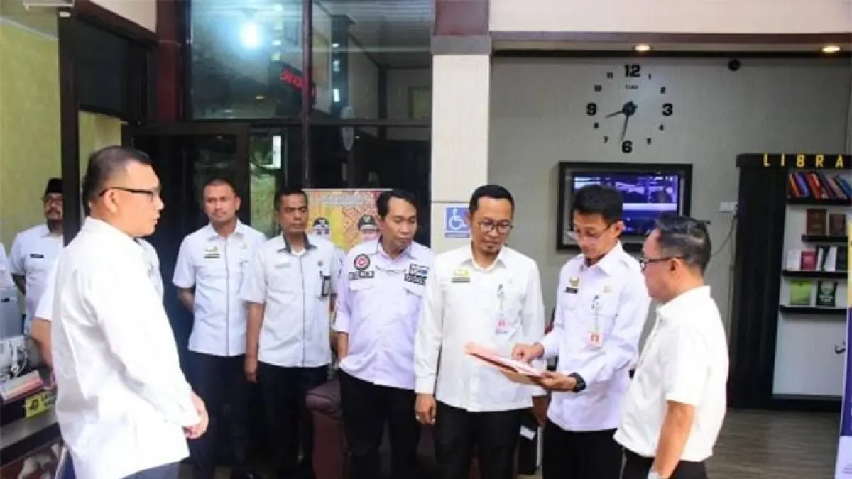 Kepala BKPP Bengkalis Djamaluddin mengecek absen kehadiran ASN di salah satu kantor OPD di lingkungan Pemkab Bengkalis beberapa waktu lalu. (ISTIMEWA)
