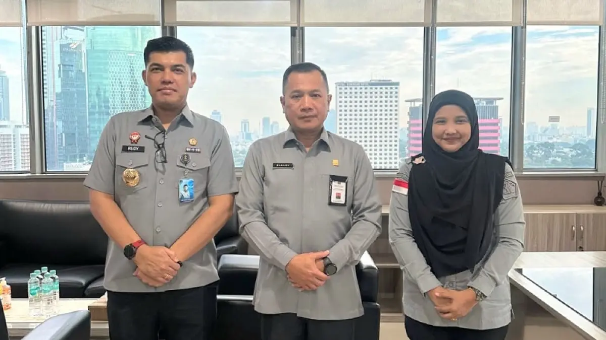 Kepala Kanwil Kemenkum Riau Rudy Hendra Pakpahan dan Kadiv P3H Kanwil Kemenkum Riau berfoto bersama Dirjen PP Dhahana Putra (tengah), saat melaksanaan koordinasi di Kemenkum RI di Jakarta pada Senin (6/4/2026),(Humas Kanwil Kemenkum Riau for RiauPos.co)