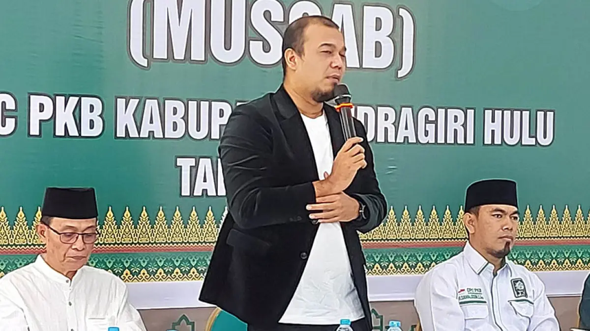 Ketua DPC PKB Kabupaten Inhu Ade Agus Hartanto saat menyampaikan pengarahan pada acara konsolidasi politik dalam rangka menghadapi Muscab 2026, Ahad (5/4/2026). (KASMEDI/RIAU POS)