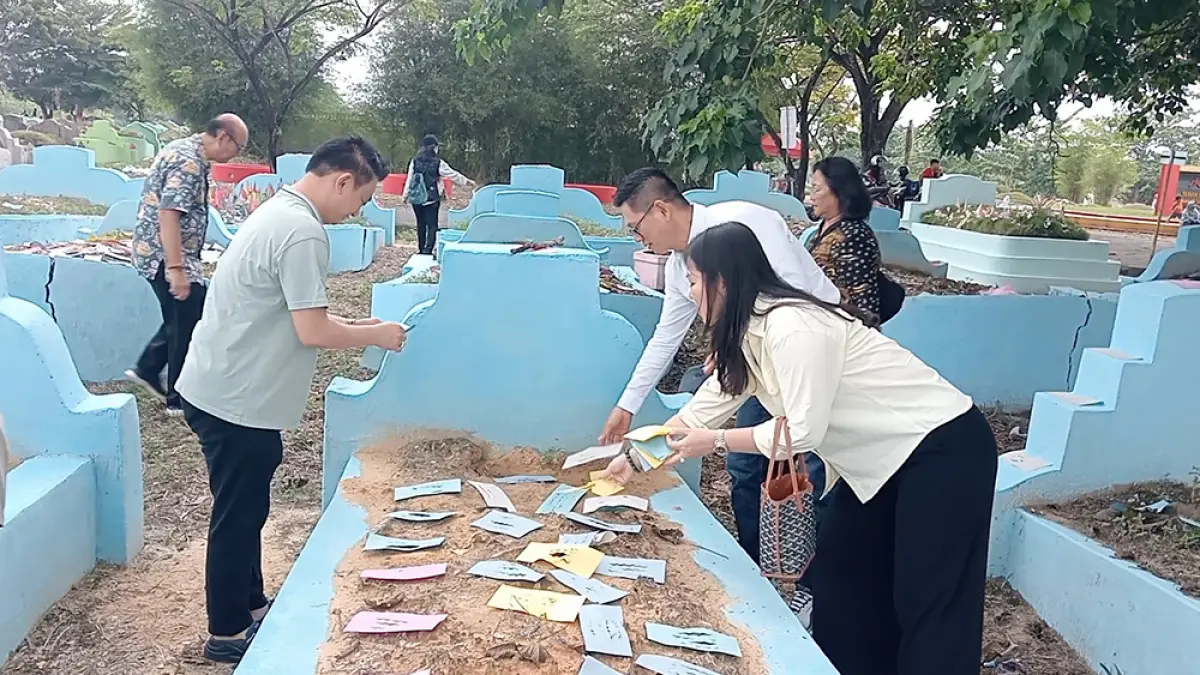  Ketua PSMTI Riau Lindawati (kanan) didampingi Ketua IKTS Pekanbaru Tohan (dua kanan) dan warga Tionghoa lainnya di Pekanbaru menjalankan tradisi Ceng Beng di makam tanpa nama di Makam Tionghoa, Jalan Rumbai, Ahad (5/4/2026). (Prapti Dwi Lestari/riau pos)
