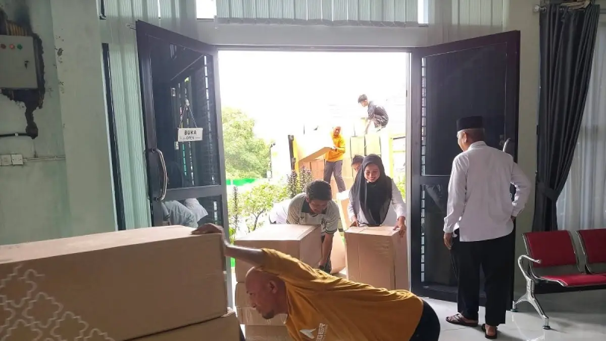 Koper untuk 376 JCH Rohul telah tiba dan langsung dibagikan di Kantor Kemenhaj Rohul, Senin (6/4/2026). (Kemenhaj Rohul untuk Riaupos.co)