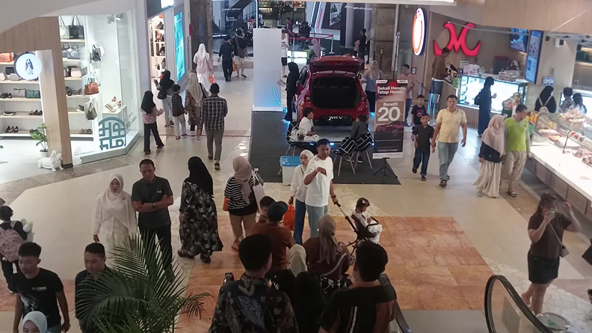 Mal SKA Pekanbaru terlihat padat pengunjung saat liburan Paskah, Ahad (5/4/2026). (PRAPTI DWI LESTARI/RIAU POS)