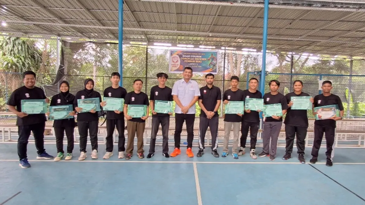 Para peserta Penataran Pelatih Basket yang digelar Perbasi Riau foto bersama usai penutupan kegiatan di The Zone Court, Kota Duri, Ahad (5/4/2026). (Perbasi Riau untuk riau pos)