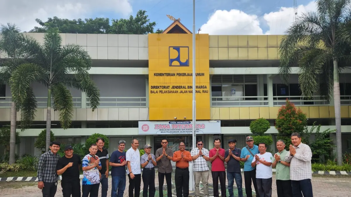 Para tokoh, pengurus IKBB dan panitia foto bersama usai rapat persiapan halalbihalal IKBB, Sabtu (4/4/2026). (IKBB untuk Riau Pos)

