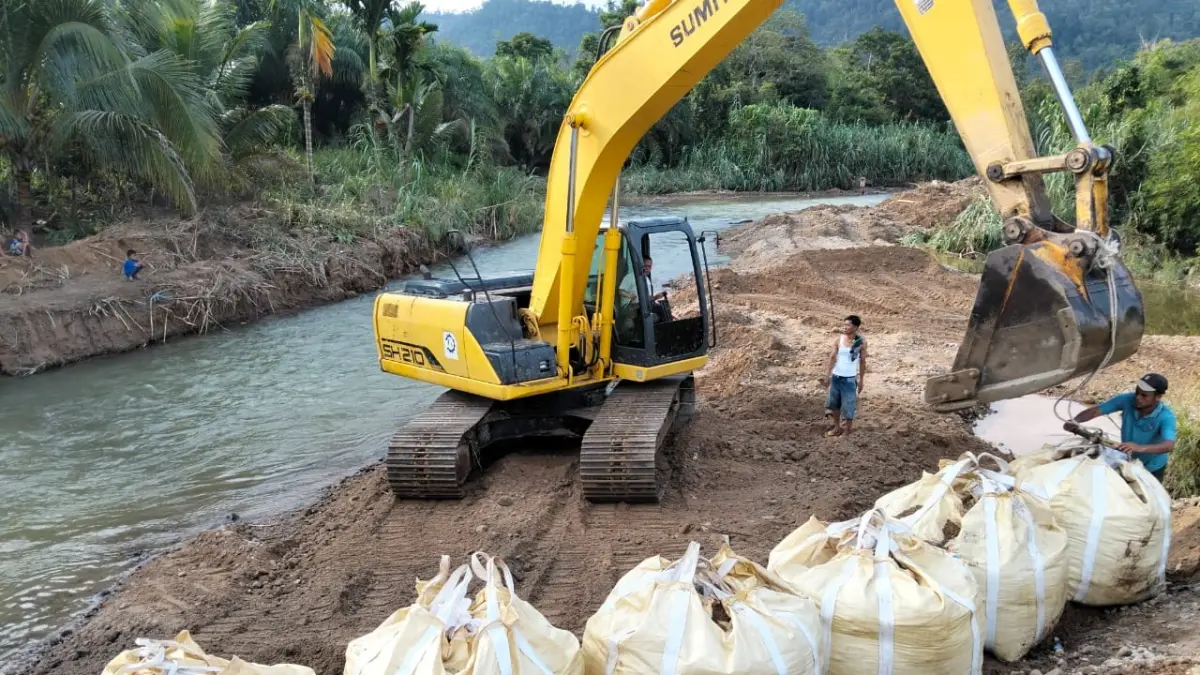 Penyusunan karung geobag berisikan tanah&nbsp;di tepi jalan amblas pangkal Jembatan Sungai Kijang Desa Cipang Kiri Hulu, Kecamatan Rokan IV Koto oleh Dinas PUPR Rohul, Jumat (3/4/2026). (Dinas PUPR Rohul untuk Riau Pos)
