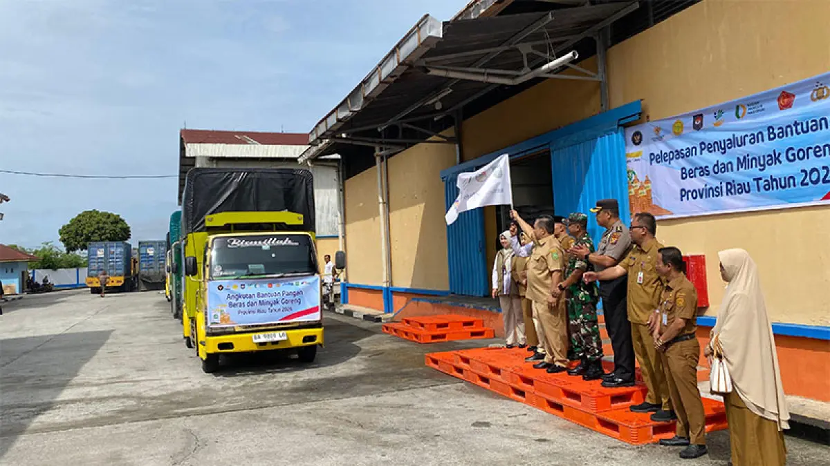 Plt Gubri SF Hariyanto melepas bantuan pangan bagi masyarakat Riau di Perum Bulog Jalan Sudirman Pekanbaru, Senin (6/5/2026). Ft soleh Saputra