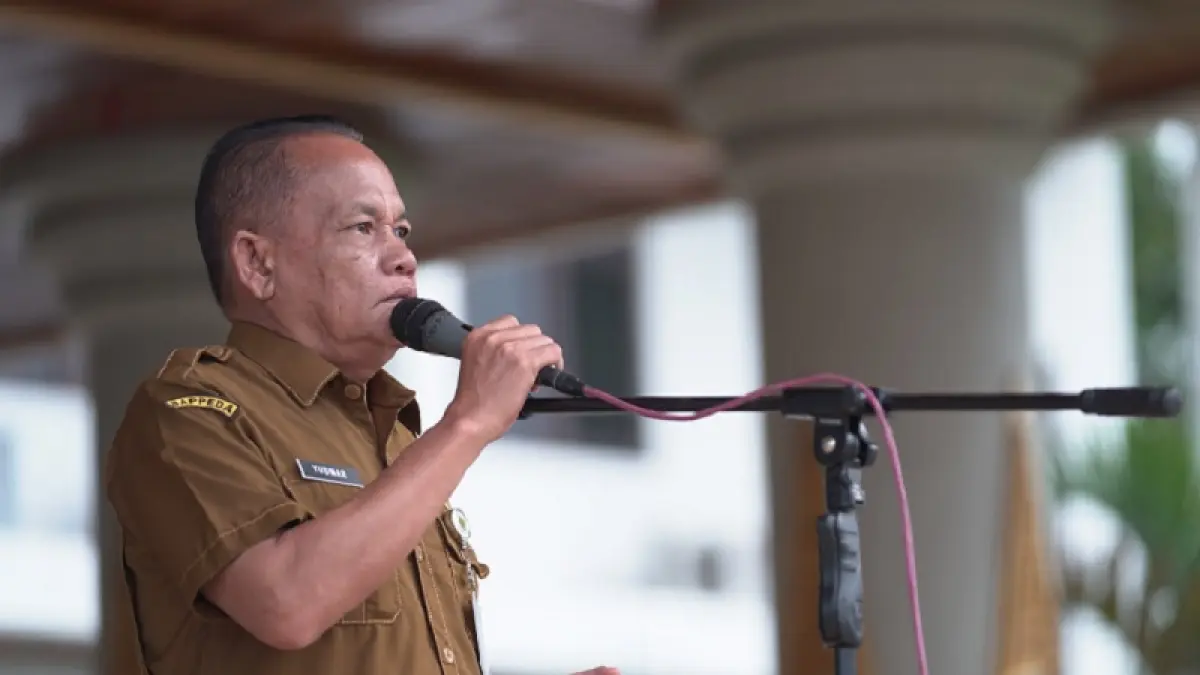 Plt Sekda Rohul Drs H Yusmar MSi memberikan arahan dan penekanan kepada ASN saat memimpin apel perdana gabungan ASN di lingkungan OPD di halaman Kantor Bupati Rohul, Senin (6/4/2026).(Prokopim Setda Rohul untuk Riaupos.co)