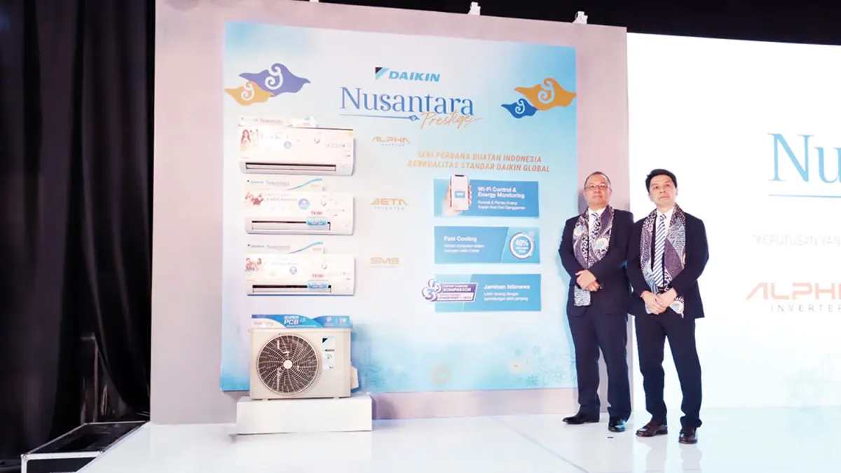 Presiden Direktur PT Daikin Airconditioning Indonesia Shinji Miyata (kiri) dan Direktur PT Daikin Airconditioning Indonesia Budi Mulia (kanan) saat meluncurkan produk Daikin di Jakarta, belum lama ini. (pt daikin untuk riau pos)
