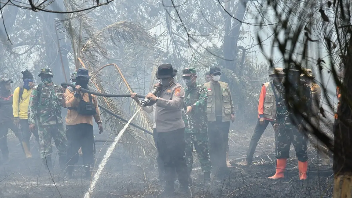 Karo Ops Polda Riau, Kombes Pol Ino Harianto bersama Asops Kasdam I/Bukit Barisan Kolonel Rendra ikut memadamkan api karhutla di Jalan Akit Jaya, Desa Kembung Baru, Kecamatan Bantan, Kabupaten Bengkalis, Senin (6/4/2026).
(Humas Polres Bengkalis For Riau Pos)