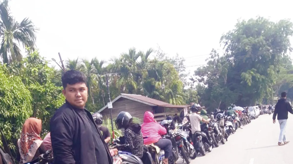 Ratusan pengendara sepeda motor mengantre panjang di SPBU Jalan Bantan, Desa Senggoro, Kecamatan Bengkalis untuk mendapatkan BBM bersubsidi yang sudah dua pekan sulit didapatkan, Ahad (5/4/2026). (ABU KASIM/RIAU POS)