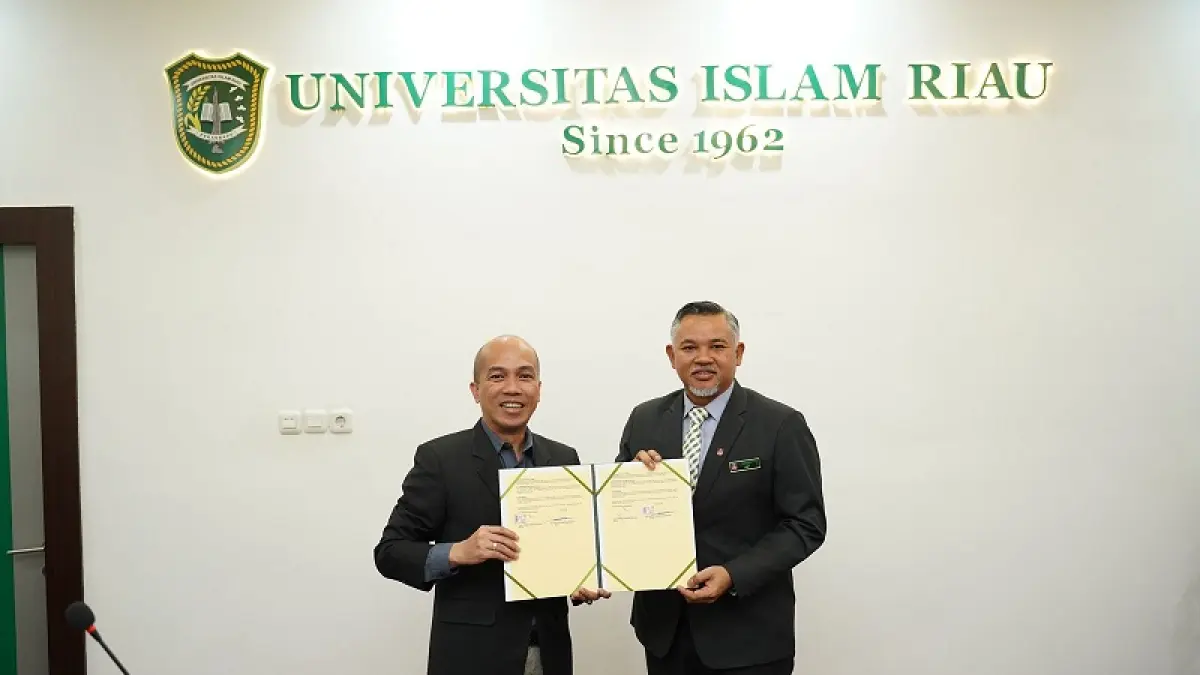Rektor UIR Assoc Prof Admiral (kiri) bersama Rektor UITM Perlis Branch Malaysia Assoc Prof Ahmad Nizam foto bersama usai penandatanganan kerjasama, Senin (6/4/2026).(Humas UIR)