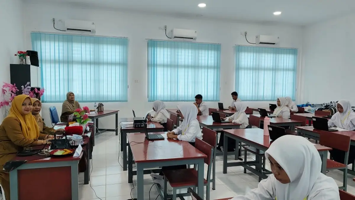 Siswa di salah satu ruangan di SMPN 1 Rengat Barat siswa mengikuti TKA, Senin (6/4/2026).(Disdikbud Inhu)