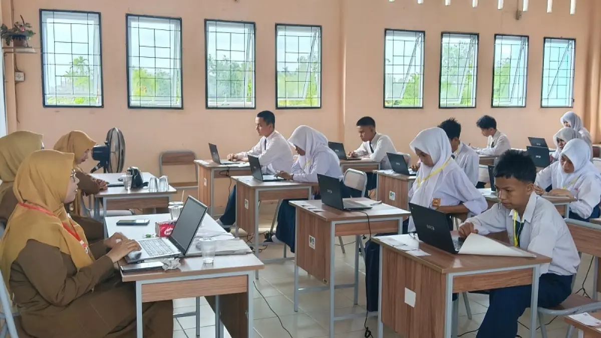 Siswa salah satu sekolah di Inhil terlihat sedang mengikuti ujian TKA, Senin (6/4/2026)(Istimewa)