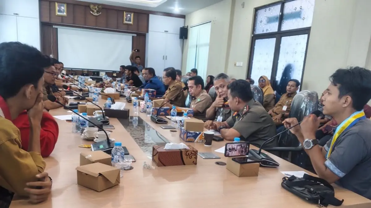 Ketua PMII Kabupaten Bengkalis Syahrul Mizan (duduk paling kakan) meminta Kadisdagprin Zulpan mengundurkan diri dari jabatannya karena dinilai tak mampu mengatasi persoalan BBM yang menyebabkan antrean panjang dalam RPD lintas Komisi DPRD Bengkalis, Senin (6/4/2026). (Abu Kasim/Riaupos.co)