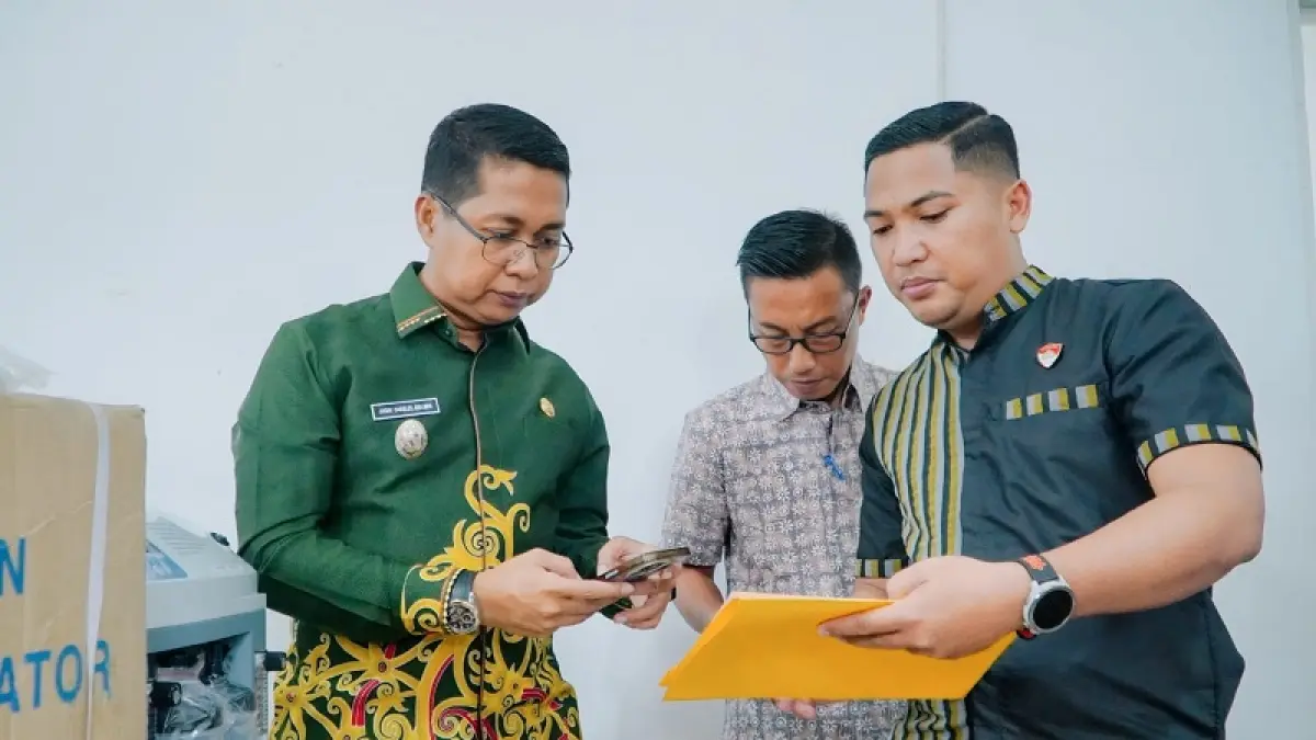 Wabup Rohil Jhony Charles (kemeja hijau) saat sidak di Diskes Rohil, baru-baru ini di Bagansiapiapi.(Istimewa)