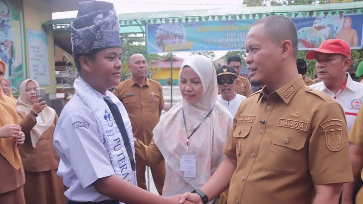 Wali Kota Wako Pekanbaru Agung Nugroho meninjau pelaksanaan Tes Kemampuan Akademik (TKA) di SMP Negeri 21 Pekanbaru, 