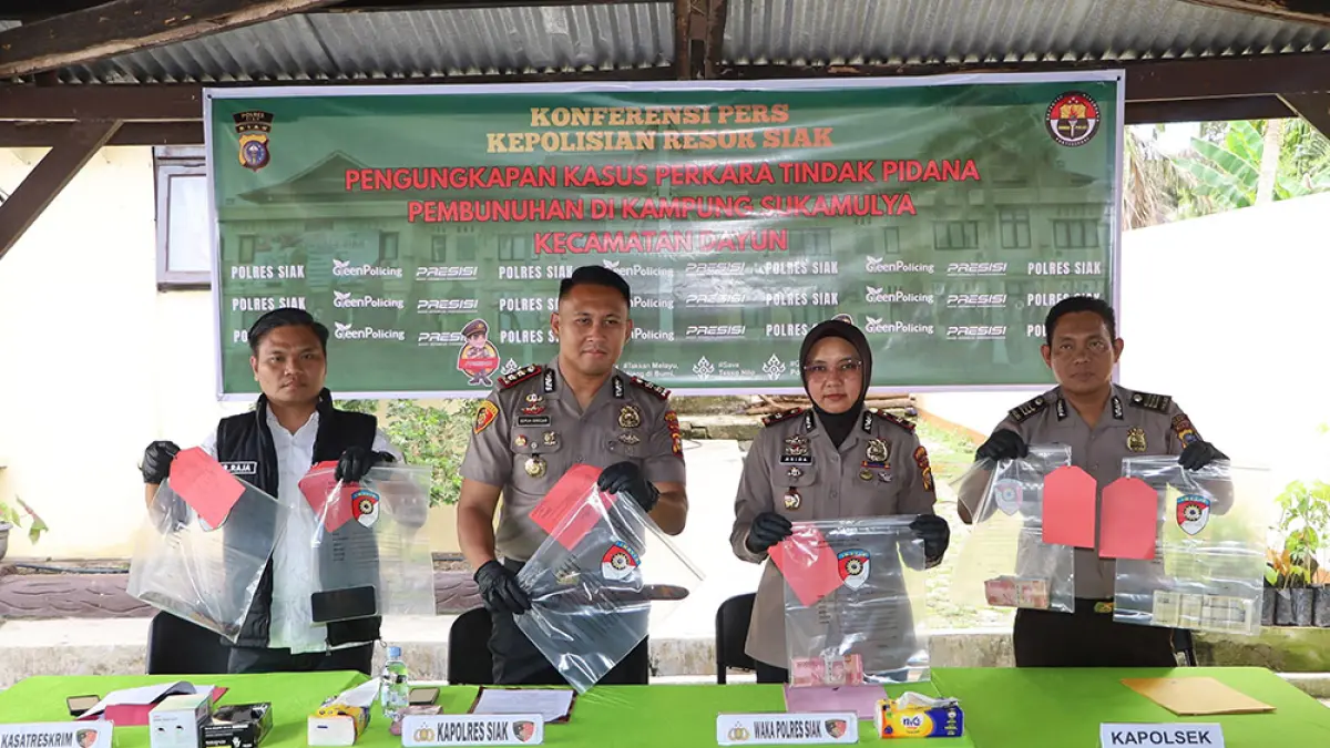 Kapolres Siak AKBP Sepuh Ade Irham Siregar didampingi Wakapolres Kompol Akira Ceria, Kasatreskrim AKP Raja Kosmos Parmulais, dan Wakapolsek Siak AKP Rudi Irwanto memperlihatkan barang bukti yang digunakan Ikbal Alfarizi untuk menghabisi neneknya dalam ekspose di Polsek Siak, Siak Sriindrapura, Senin (6/4/2026). (MONANG LUBIS/RIAU POS)