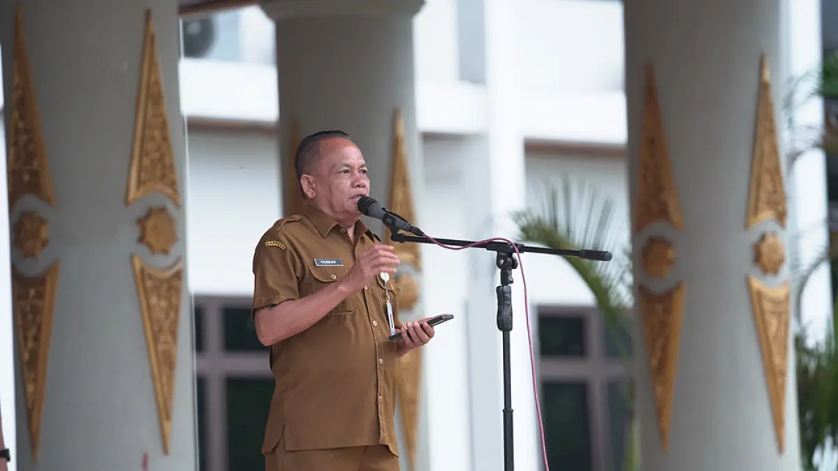 MEMBERIKAN ARAHAN: Plt Sekda Rohul Drs H Yusmar MSi memberikan arahan dan penegasan kepada seluruh ASN saat memimpin apel perdana, sekaligus serah terima jabatan memori jabatan Sekda Rohul sebelumnya Muhammad Zaki SSTP MSi di halaman Kantor Bupati, Senin (6/4/2026). (Prokopim Setda Rohul untuk Riau Pos)

