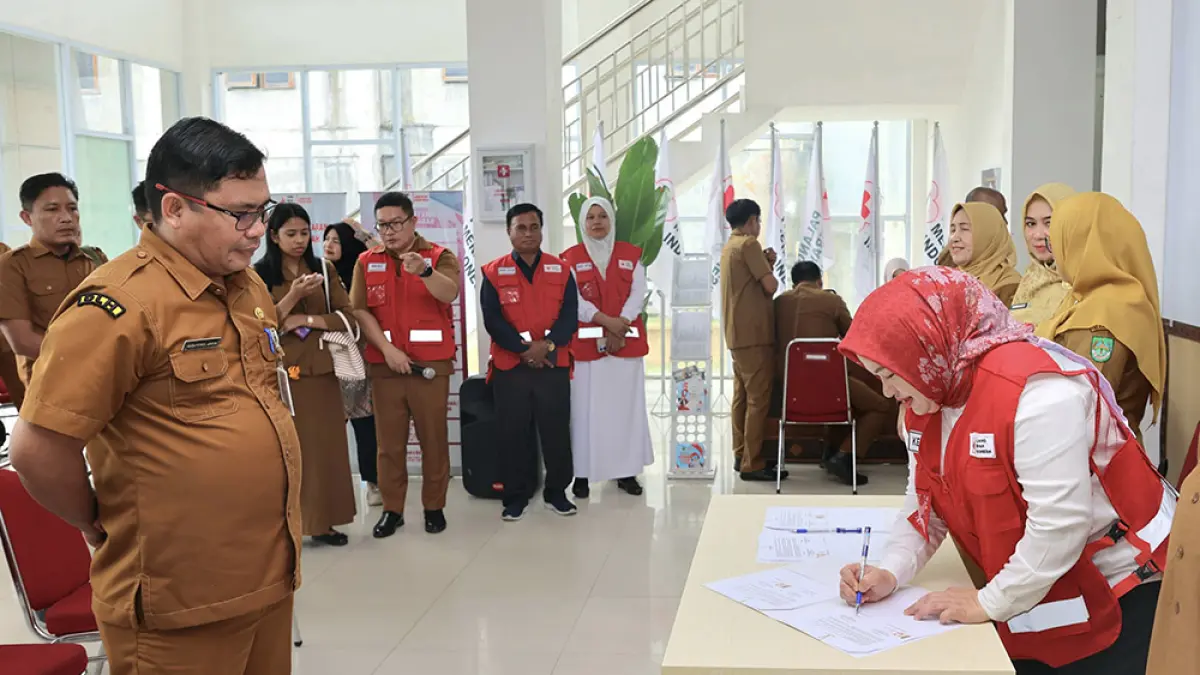 TEKEN MOU: Bertempat di Gedung PMI, Ketua PMI Cabang Rohul dr Yeni Dwi Putri menandatangani MoU dengan kepala OPD di lingkungan Pemkab Rohul, dalam rangka dukungan pemenuhan kebutuhan stok darah di RSUD Rokan Hulu, Senin (6/4/2026). (Prokopim Setda Rohul untuk Riau Pos)

